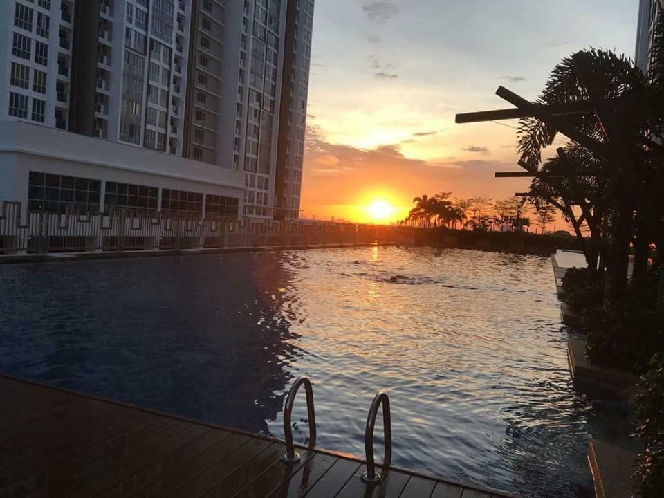 Meridin Bayvue Serviced Apt Kampong Kuala Masai Buitenkant foto